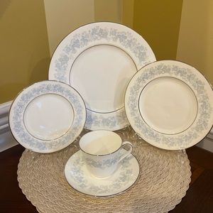 Royal Doulton Meadow Mist -5 piece plate setting